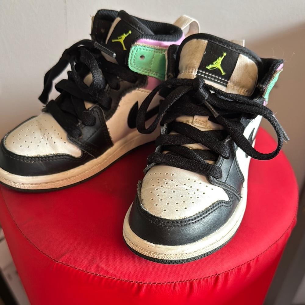 Nike Air Jordan 1 Mid GS Pastel Volt Green Glow Black 640734-175